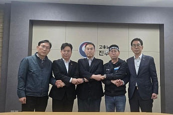 화물연대-BGF로지스, 새벽 극적 ‘잠정 합의’…CU 물류봉쇄 풀린다
