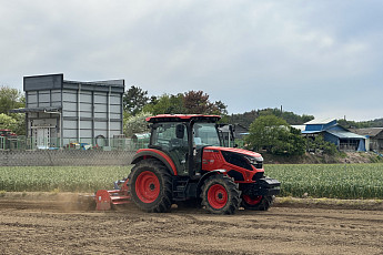 논 경계 읽고 장애물 앞서 멈추는 AI 트랙터… 무인농업 바짝 다가선 대동[르포]