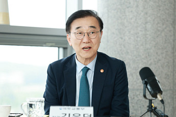 김윤덕 국토부 장관, 새만금 현장 점검…“대규모 투자 신속 추진”