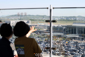 징검다리 연휴 마지막날, 북적이는 김포공항 주차장 [포토]