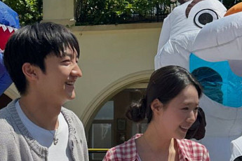 지예은♥바타, 열애 인정 후 첫 투샷⋯교회 행사서 핑크빛 무드