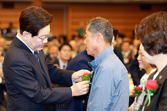 순직 공무원 부모 앞에서 울먹인 李대통령…