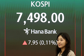 코스피, 개인ㆍ기관 '사자'에 7498 마감 사상 최고가 또 경신⋯삼전ㆍSK하닉 엇갈려