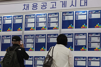 반도체 공장만 풀가동…李 정부 들어 취업자 수 첫 감소 [고용 없는 성장]