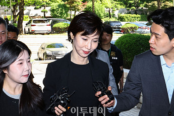 노소영 관장, 서울고법 출석…재산분할 소송 다시 법정으로  [포토]