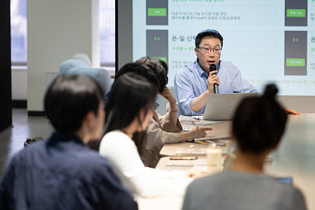 “시니어 비즈니스, 노후의 불안을 신뢰로 바꾸는 산업”