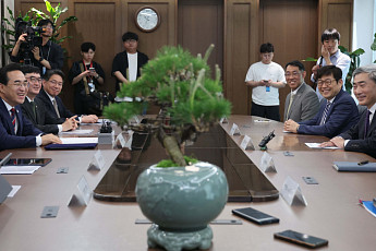 박홍근 장관, 신현송 한은 총재에 소나무 선물⋯
