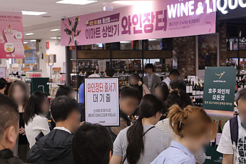 이마트 와인·롯데마트 수박 할인전…먹거리 행사 경쟁