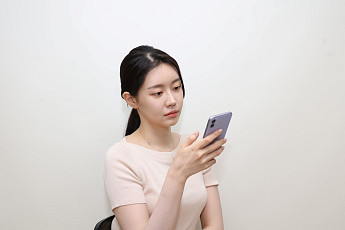 스마트폰 사용·실내중심 생활로 MZ 세대 눈 건강 위험 ‘빨간불’ [e건강~쏙]