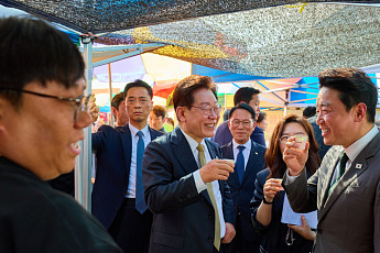 李, 스승의날 안동서 초등학교 은사·동문과 오찬