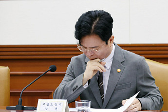 ‘총파업’ 앞둔 삼성전자...노동부 장관, 경영진과 면담