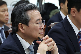 靑 블룸버그 항의 놓고 여야 이견…