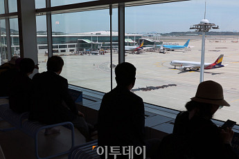 한풀 꺾인 고유가…내려가는 항공권 유류할증료 [포토]