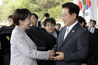 고향 안동서 다카이치 영접한 李대통령 