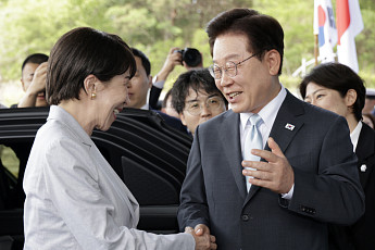 NYT “원래 친해질 조합 아니었다”…외신들, 한일 정상 밀착 조명