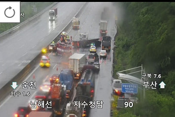 [속보] 남해고속도로 부산방향 지수부근 화물차 사고 발생