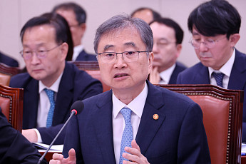 與 “호르무즈 대응, 신중해야”…조현 ”이란과 5차례 통화, 선원 안전 보호 총력”
