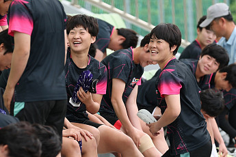 베일 벗은 북한 여자축구단 훈련...'웃는 모습' 처음 포착