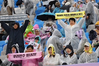 “지소연 실축에 환호까지?”...3억원 공동응원단인데 ‘북한팀’만 외쳤다
