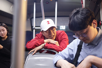 박형준, 선거운동 첫 일정은 심야버스…퇴근길 시민들과 소통
