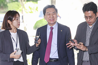 '김건희 로저비비에 선물' 김기현 의원, 첫 공판서 혐의 부인