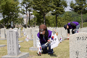 효성, 호국보훈의 달 앞두고 현충원 묘역 정화 봉사