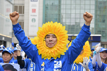 김병욱 성남시장 후보, '해바라기' 소품·시민 선거송으로 이색 유세