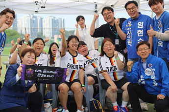 현근택 용인시장 후보, 전국 첫 여성 발달장애인 풋살팀 창단식 참석