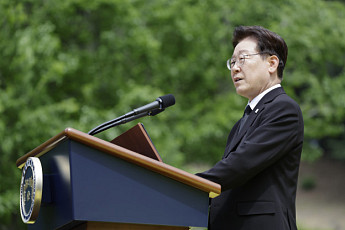 봉하 찾은 李대통령 “노무현의 꿈, 국민주권정부가 완수할 것”