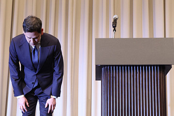 고개 숙인 정용진 “모든 책임 저에게⋯진심으로 사죄, 용서 구한다”