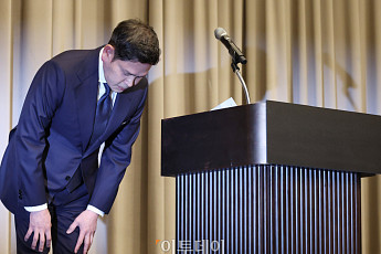 카메라 앞에 선 정용진, 세 차례 머리 숙여⋯“모든 건 제 잘못”[종합]