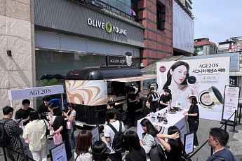 “정답은 글로벌 1위 팩트”...AGE20’S, 홍대 올리브영 팝업서 2030·외국인 공략[가보니]