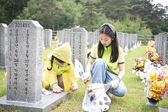 전북은행목련회, 국립임실호국원서 ‘1사1묘역 가꾸기’ 봉사