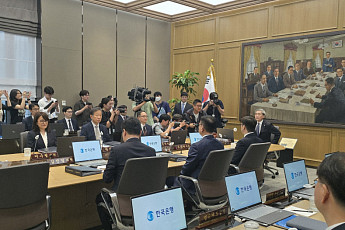 의사봉 두드리며 시작한 신현송의 첫 금통위 [5월 금통위]
