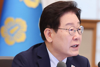 李 