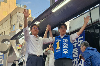 덕천교차로 꽉 메운 파란 물결⋯전재수·하정우 “해양수도 부산·AI 북구 만들겠다”