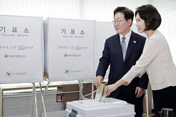 회색 넥타이 맨 李대통령, 첫 날 사전투표…