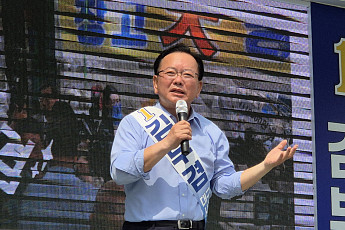 “대구 안 변하면 더 뒤처진다”⋯칠성시장 찾아 호소한 김부겸