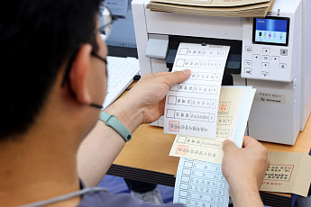 엄지척 인증샷 OK, 기표소 내 촬영은 벌금·투표지 훼손은 징역까지