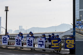 영도대교 파란물결, 김철훈·더불어민주당 원팀 집중 유세에 출근길 눈길 집중