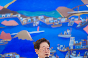 李 