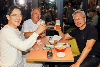 젠슨 황의 ‘삼소’ 만찬…주류업계, 테이블 위 ‘소맥 전쟁’ 막 올랐다