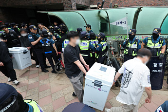 ‘투표용지 부족’ 잠실7동 투표함 반출…35시간 만에 개표 재개