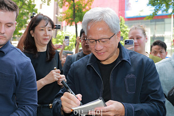 옷은 답을 알고 있다⋯스티브 잡스의 터틀넥부터 젠슨 황의 가죽재킷까지 [이슈크래커]