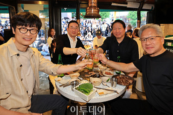 젠슨 황은 왜 한국에 와서 치킨을 외쳤나 [이슈크래커]