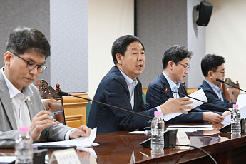 치솟는 환율에 긴급 F4회의...