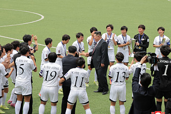 김정은이 직접 챙기는 북한 '여자축구'⋯세계 최강 비결은 '이것'
