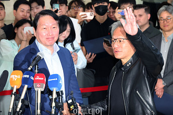 최태원ㆍ젠슨 황, AI 팩토리 동맹 확대…SK, 아시아 AI 인프라 주도권 승부수