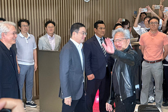 [포토] LG 찾은 젠슨 황…구광모 회장, 로비서 직접 맞아