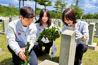 아성다이소, 국립서울현충원서 3년째 보훈 봉사…묘역정화 힘 보태